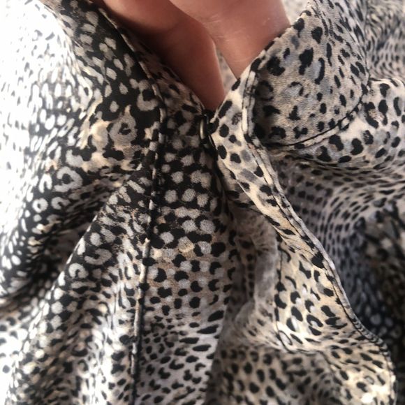 Apt9 Snake Skin Print Blouse Size Large Sleeveless V Neck - Picture 8 of 9